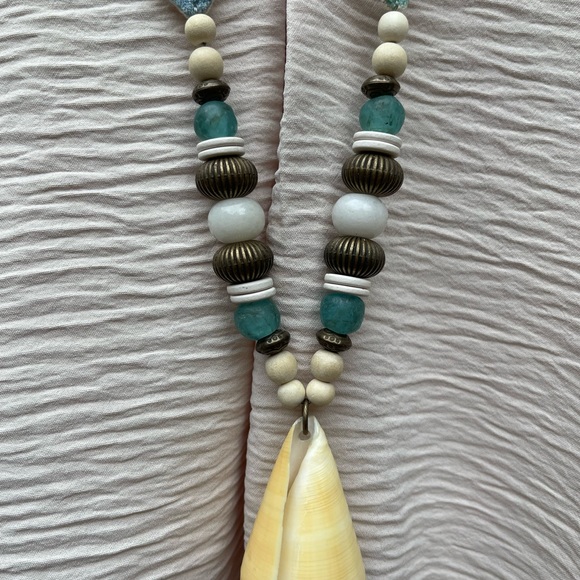 Boutique shell necklace - Picture 6 of 7